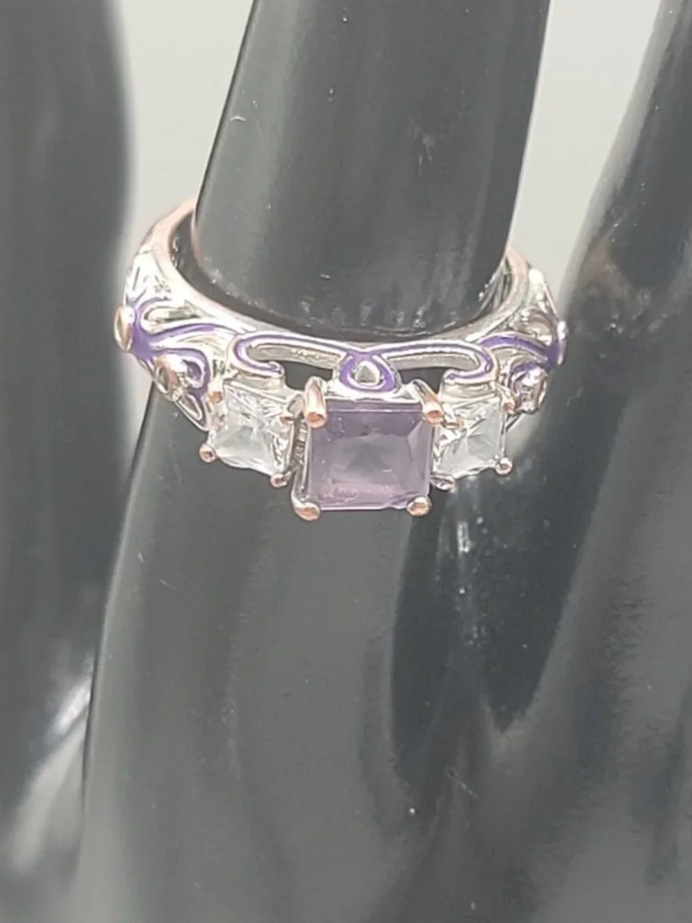 Ladies Purple Crystal Swirl Fashion Ring SZ 8 Silver Tone Open Metal Work Band